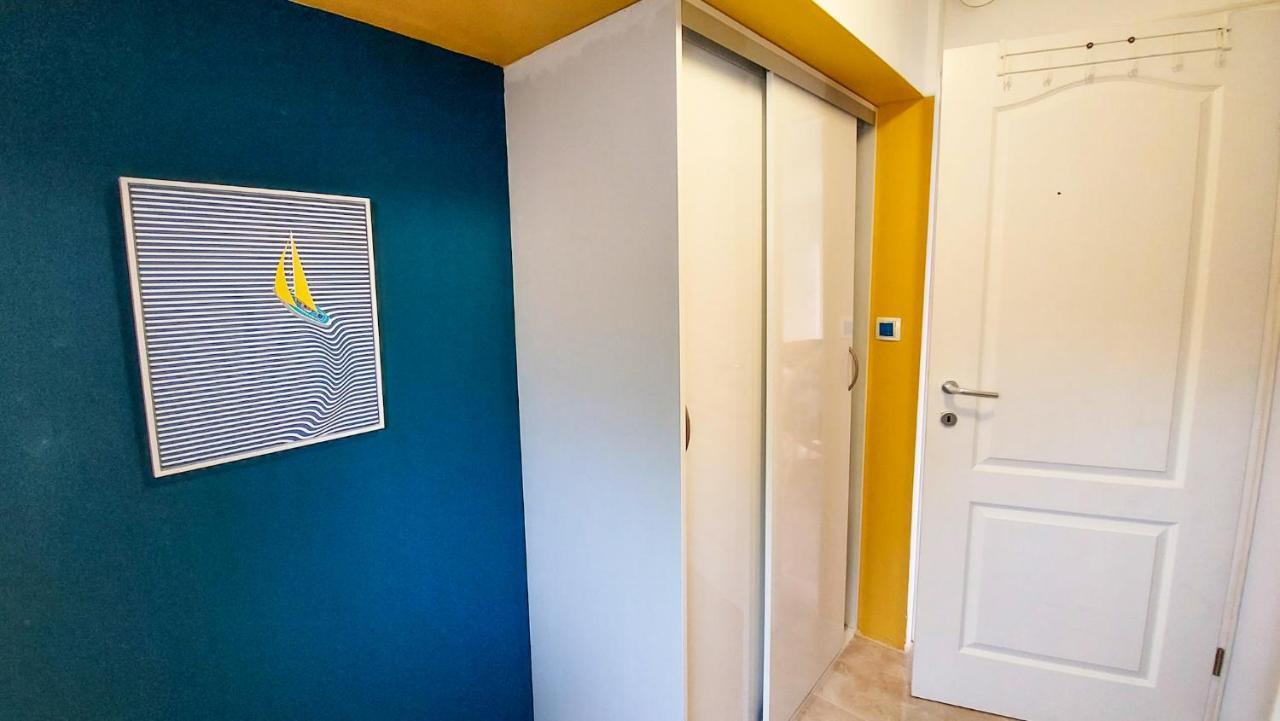 - House 'amarella' * Turanj